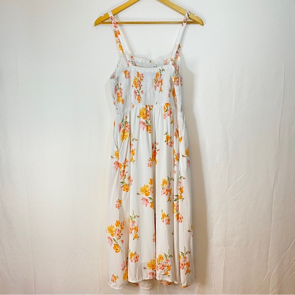 Old Navy smocked top flower sundress with POCKETS!! Size Medium - Picture 2 of 9
